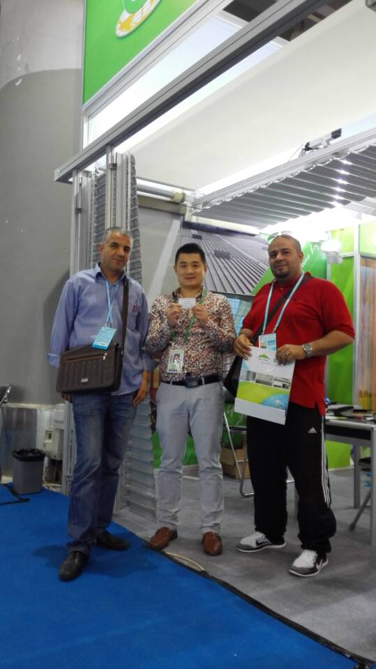 外貿(mào)經(jīng)理與參觀外賓合影