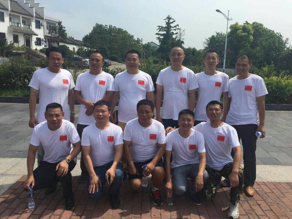 金總與戰(zhàn)友們合影 金總與戰(zhàn)友們合影