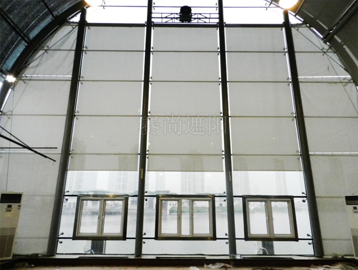 立面室內(nèi)采用電動(dòng)卷簾遮陽(yáng)應(yīng)用