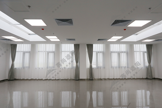 圖：某酒店會(huì)議室電動(dòng)開(kāi)合簾實(shí)景圖