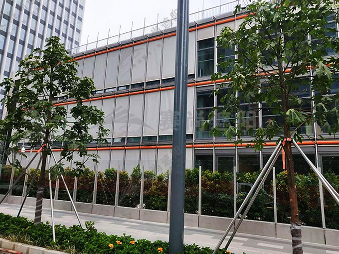 圖：室外防風卷簾實景圖