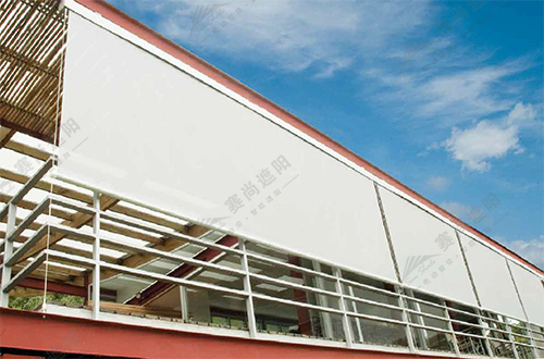 圖一：室外電動卷簾（鋼索導(dǎo)向）實(shí)景圖