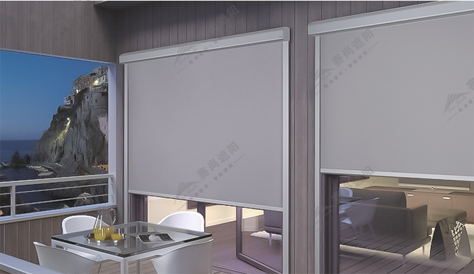 圖二：帶邊軌防風卷簾