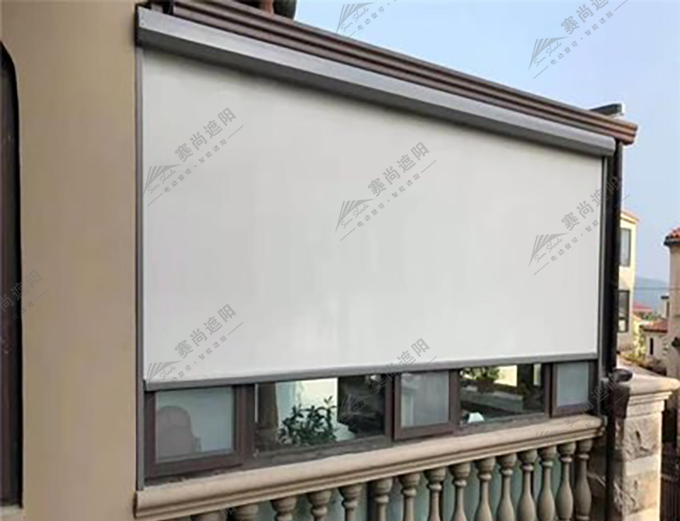 圖三：帶邊軌防風卷簾