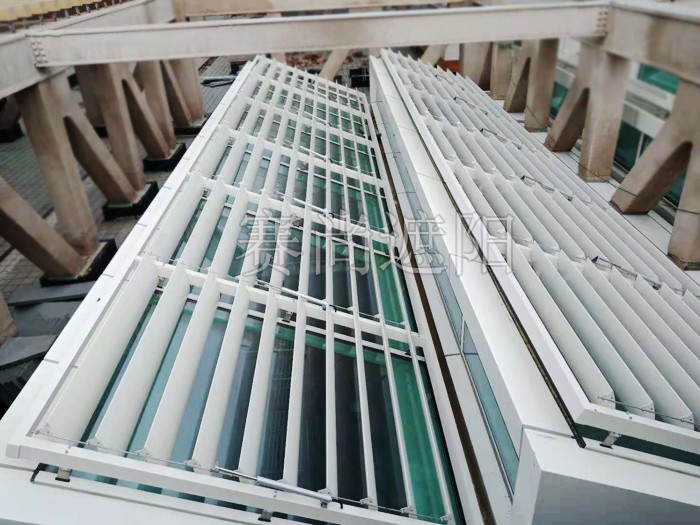 濟寧文化中心廣場幕墻戶外電動遮陽百葉工程實景效果